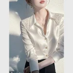 Chemise blanche avec sens du luxe, jeuneesse, tempérament élégant, adaptée comme couche de base pour porter à l&rsquo;intérieur