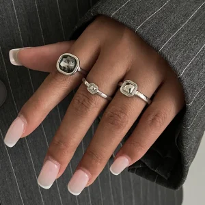 Bague superposée incrustée de diamants noirs de luxe à la mode, bijoux de charme de fête de banquet élégants, accessoires polyvalents, cadeaux