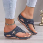 Sandales d&rsquo;été femmes 2025 grande taille plate-forme sandales à talons compensés pantoufles antidérapant bout ouvert tongs dames chaussures de plage confortables