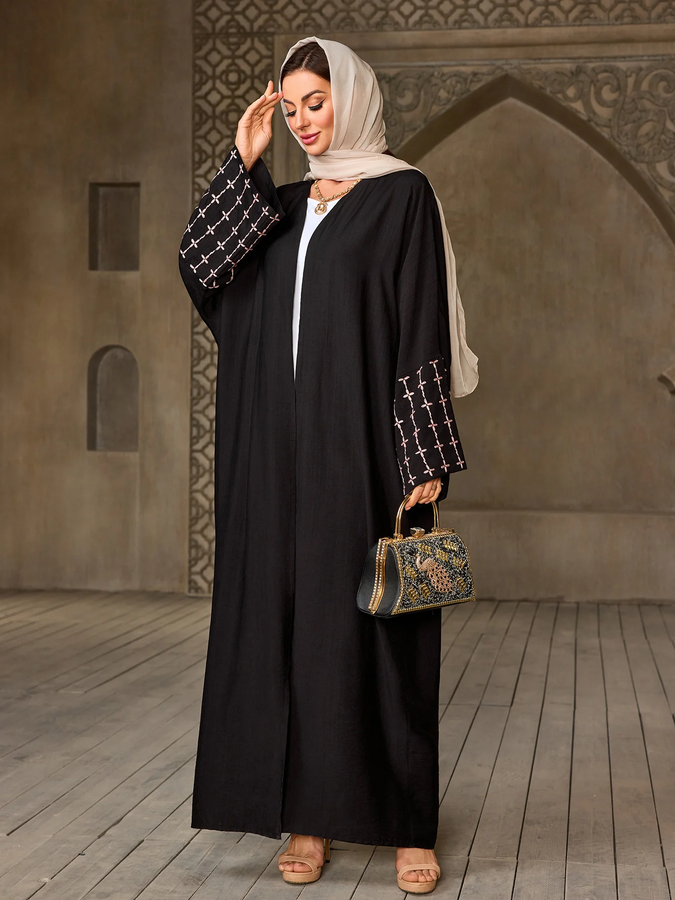 abaya noir élégant pour dames islamiques, manches brodées géométriques pour le ramadan et l'usure quotidienne dans les régions du moyen orient, nouvelle collection 2025