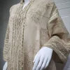 abaya beige élégant pour dames islamiques idée de broderie dorée complexe pour les festivités et les cérémonies religieuses au moyen orient