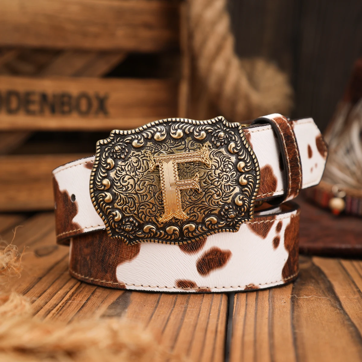 une ceinture décontractée, individuelle et rétro, un accessoire vestimentaire ceinture marron en pu, boucle en métal, adaptée aux hommes et aux femmes
