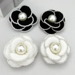 Broches élégantes en perles et strass pour femmes, épingles à revers en tissu coréen, fleur de camélia, manteaux, pull, Badge, accessoires
