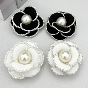 Broches élégantes en perles et strass pour femmes, épingles à revers en tissu coréen, fleur de camélia, manteaux, pull, Badge, accessoires