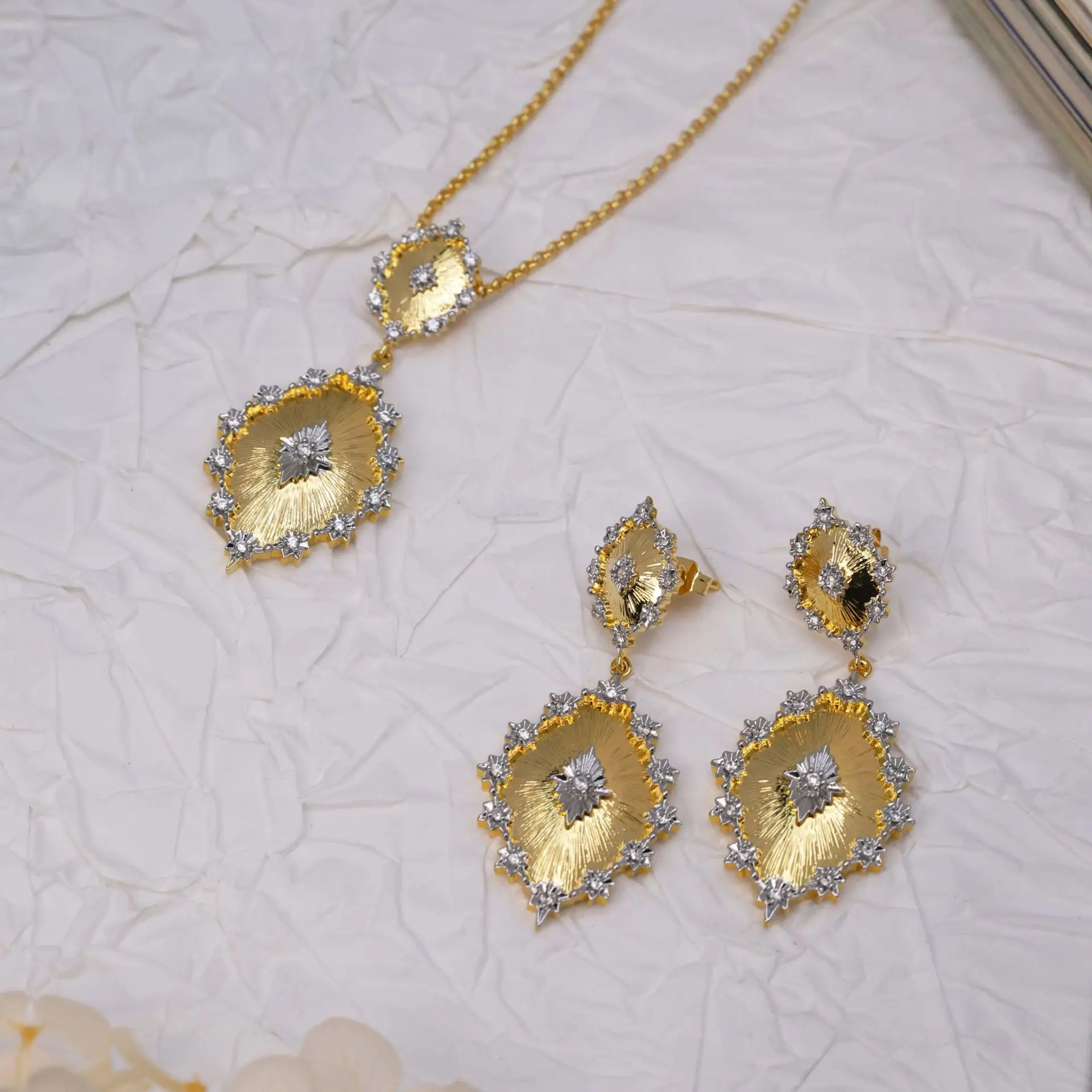 Ensemble de bijoux floraux en dentelle vintage – Collier pendentif plaqué or 18 carats et boucles d'oreilles bicolores en argent sterling 925, cadeau de mariée élégant