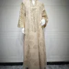 abaya beige élégant pour dames islamiques idée de broderie dorée complexe pour les festivités et les cérémonies religieuses au moyen orient