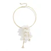 Collier de fleurs 3D élégant, boucles d&rsquo;oreilles de luxe, pétales délicats, longs pompons, bijoux en fer et plastique, collier de clavicule à fleurs blanches