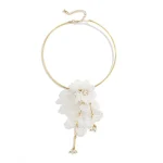 Collier de fleurs 3D élégant, boucles d&rsquo;oreilles de luxe, pétales délicats, longs pompons, bijoux en fer et plastique, collier de clavicule à fleurs blanches