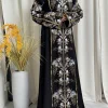 Abaya musulman noir avec col montant col en V exquis broderie florale bleu-blanc accents dorés idéal pour les réunions du Ramadan