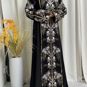 Abaya musulman noir avec col montant col en V exquis broderie florale bleu-blanc accents dorés idéal pour les réunions du Ramadan