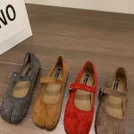 Chaussures plates à bout rond, bouche en caoutchouc, sangle à boucle en un mot, daim de vache (cuir mat), chaussures basses