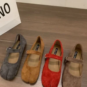 Chaussures plates à bout rond, bouche en caoutchouc, sangle à boucle en un mot, daim de vache (cuir mat), chaussures basses