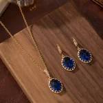 Ensemble de bijoux en cuivre plaqué or avec zircone bleue – Collier et boucles d&rsquo;oreilles de luxe pour femmes, accents métalliques élégants