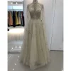 robe de soirée de forme trapèze avec perles et manches cape, tenue luxueuse, arabe, dubaï, col haut, longue, formelle, bal, mariage, personnalisée, 2025