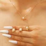 Personnalité à la mode couleur or irrégulière plissée perle fleur pendentif collier boucles d&rsquo;oreilles bagues ensembles pour femmes bijoux de créateur