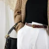 ceinture en cuir véritable rétro pour femme, ceinture fine pour femme, ceinture en jean pour femme, structure en métal doré, environnement de luxe, mode de créateur