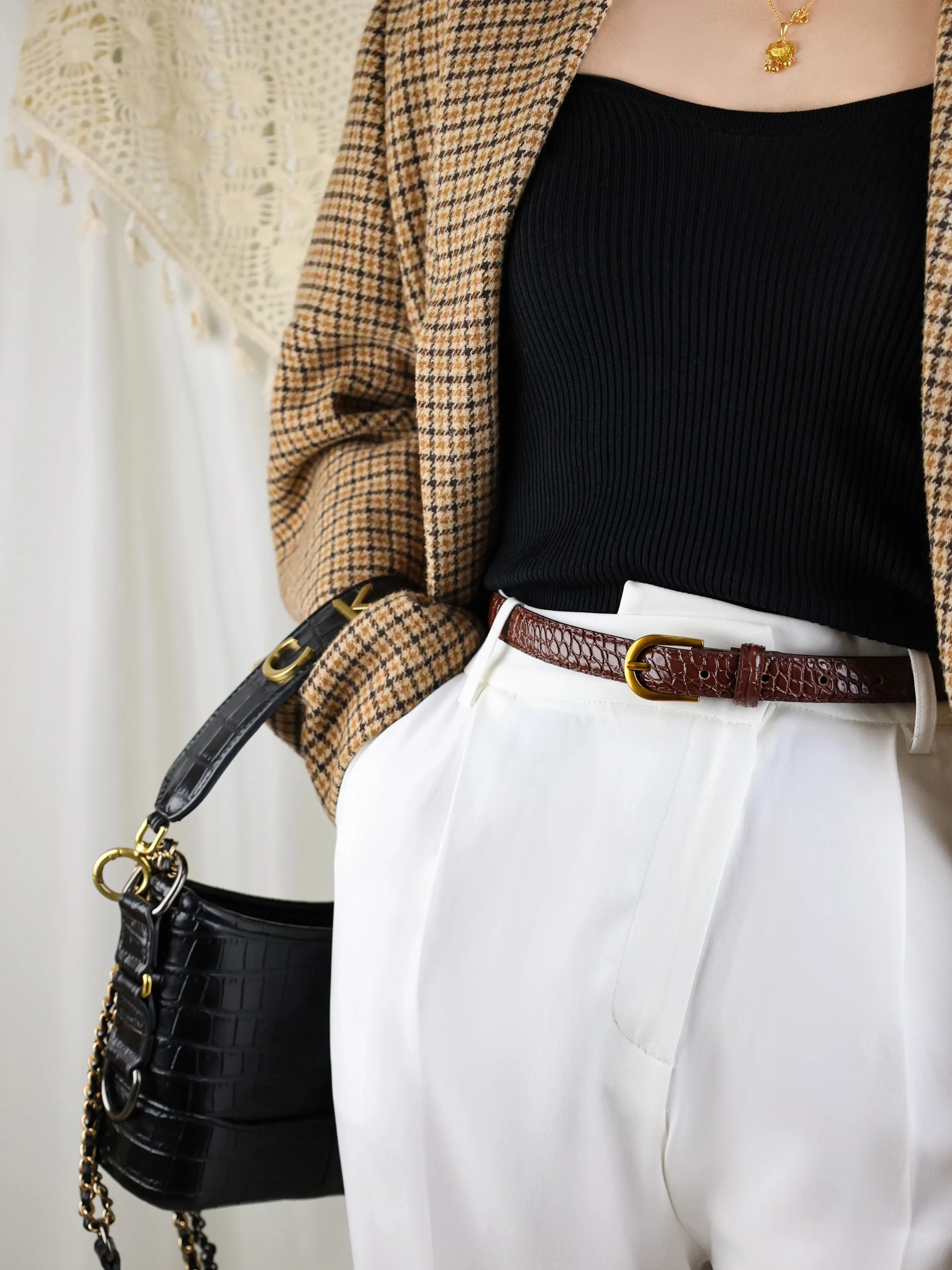 Ceinture en cuir véritable rétro pour femme, ceinture fine pour femme, ceinture en jean pour femme, structure en métal doré, environnement de luxe, mode de créateur
