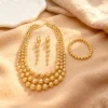 ensemble de bijoux de luxe en perles d'or : collier de déclaration, boucles d'oreilles pendantes et bracelet pour femmes élégantes