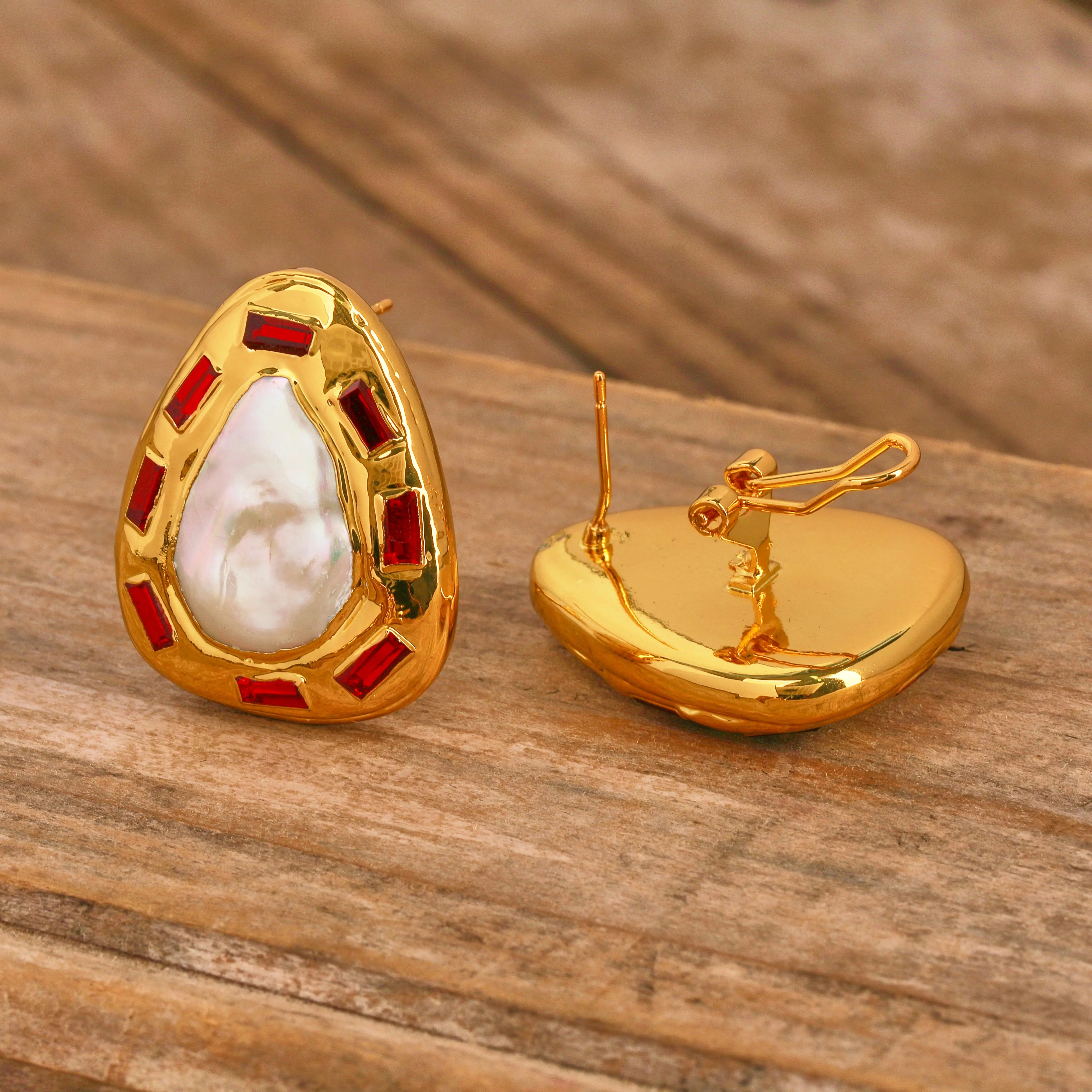 Boucles d'oreilles à clous en perles baroques naturelles incrustées de pierres précieuses colorées, Design élégant et Unique