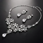 Ensemble de bijoux élégants et exagérés en strass, boucles d&rsquo;oreilles exquises en cristal, collier de luxe brillant pour femmes, bijoux de mariage