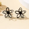 une paire de boucles d'oreilles pour femmes, fleurs métalliques, boucles d'oreilles simples avec plusieurs couleurs au choix, boucles d'oreilles et bijoux, adaptées à un usage quotidien et aux vacances