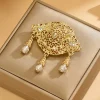 foulard de broche de corsage de mariage en métal doré brillant avec design d'habillage en dentelle. cadeau de mariage du ramadan. bijoux pour dames