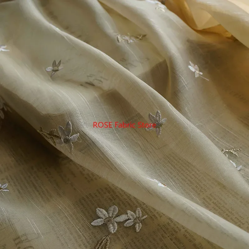 Petit tissu Jacquard doux en soie brillante, motif Floral Beige, pour chemise, robe de mariée, couture DIY, robe d'été, tissu de styliste