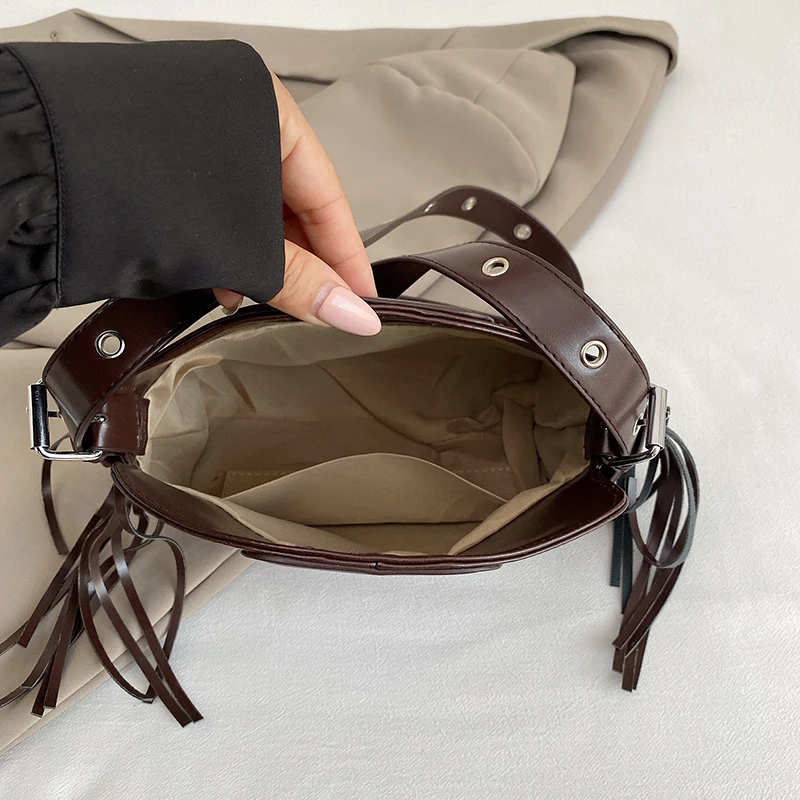 Sac à main noir en cuir Pu pour femmes, couleur unie, sac à main de styliste à bandoulière réglable, pochette à pompon à la mode
