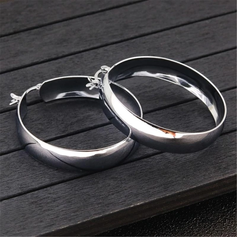 Bijoux boucles d'oreilles minimalistes modernes conçues pour le confort l'usure toute journée