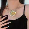 bijoux de luxe en métal rose, grand collier de fleurs exagérées dorées, chaîne de cou en argent grossier, cadeau