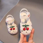 Sandales à semelle souple pour bébé, chaussures de marche pour enfants, ajourées, antidérapantes, chaussures de plage pour filles, mignonnes cerises, douces et respirantes, nouvelle collection été 2025