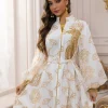 abaya musulman de luxe, base blanche, robe longue brodée florale dorée avec ceinture à la taille, élégante et modeste, vêtements de cérémonie islamiques, dubaï, 2025