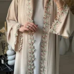 Abaya beige pour femme musulmane avec broderie de feuilles multicolores délicates Merging modestie et élégance pour les occasions quotidiennes et spéciales