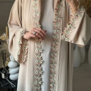 Abaya beige pour femme musulmane avec broderie de feuilles multicolores délicates Merging modestie et élégance pour les occasions quotidiennes et spéciales