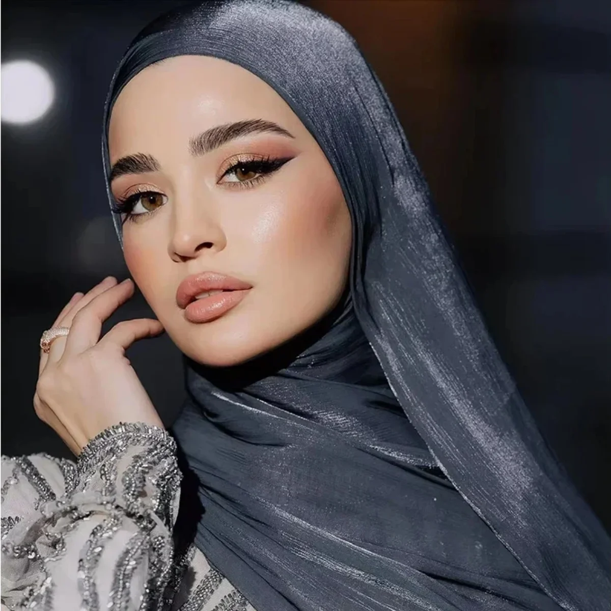 Écharpe Hijab en Satin de soie scintillante pour femmes musulmanes, voile de luxe en soie médiévale, châle brillant, vente en gros Écharpe Hijab en Satin de soie scintillante pour femmes musulmanes, voile de luxe en soie médiévale, châle brillant, vente en gros