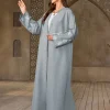 abaya gris clair élégant pour dames islamiquesbroderie florale pour les célébrations du ramadan à dubaï, du koweït et du moyen orient, usage quotidien