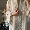 abaya beige pour femme musulmane avec broderie de feuilles multicolores délicates merging modestie et élégance pour les occasions quotidiennes et spéciales