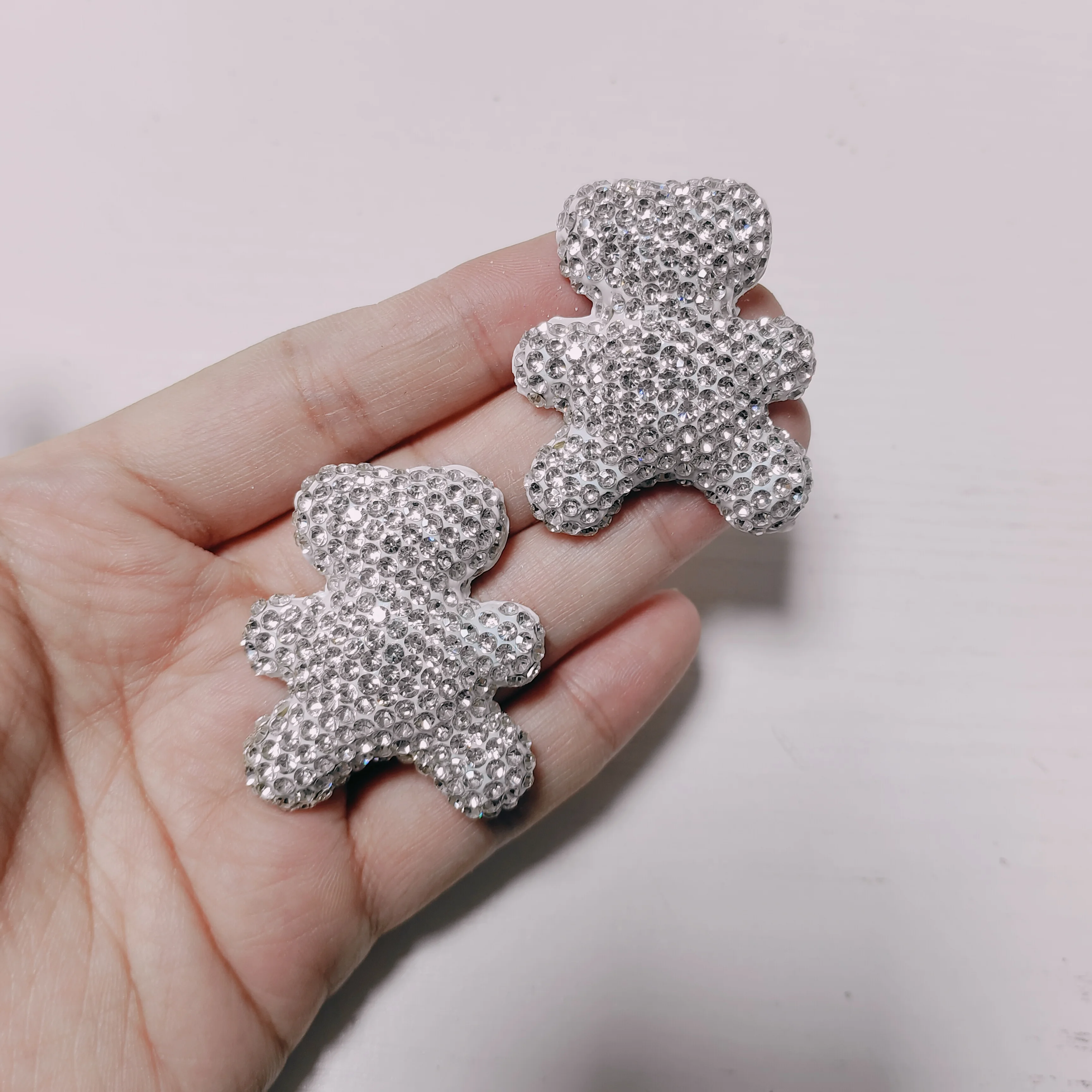 2 pièces brillant plein strass ours arc creux lèvres rouges résine décorations 3d bricolage indésirable coque de téléphone miroir casque épingle à cheveux accessoires
