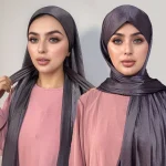 Hijab instantané de haute qualité avec bande pour femmes musulmanes, écharpe plaine Premium, foulard en soie brillante, châle à bords larges