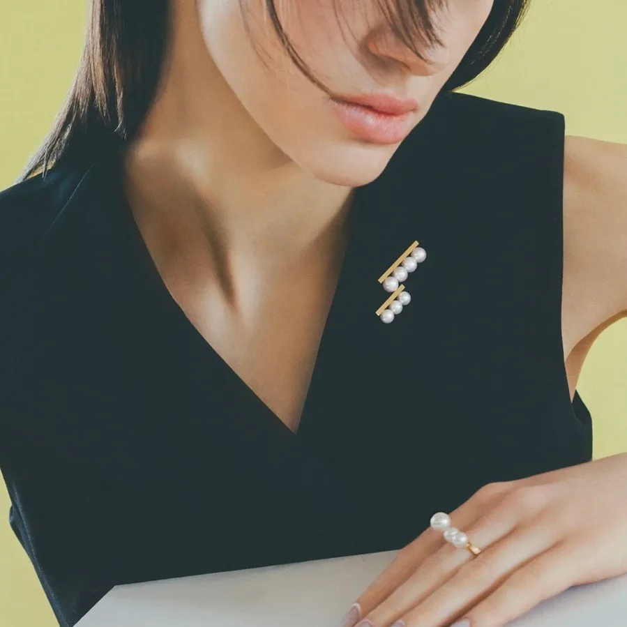 broche en perles élégante et polyvalente, haut de gamme, artisanat de qualité à la mode, accessoire parfait pour toute tenue