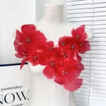 Robe une pièce ornée de appliques de perles brodées à la main