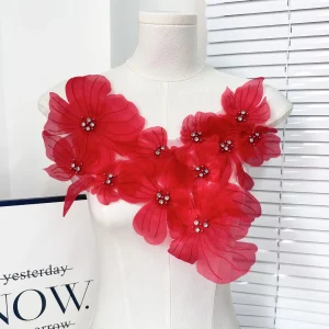 Robe une pièce ornée de appliques de perles brodées à la main