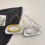 Pochette tendance en cuir PU pour femmes, avec chaîne, décoration en métal, sac de soirée, pochette à bandoulière pour dîner de soirée