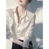 chemise blanche avec sens du luxe, jeuneesse, tempérament élégant, adaptée comme couche de base pour porter à l'intérieur