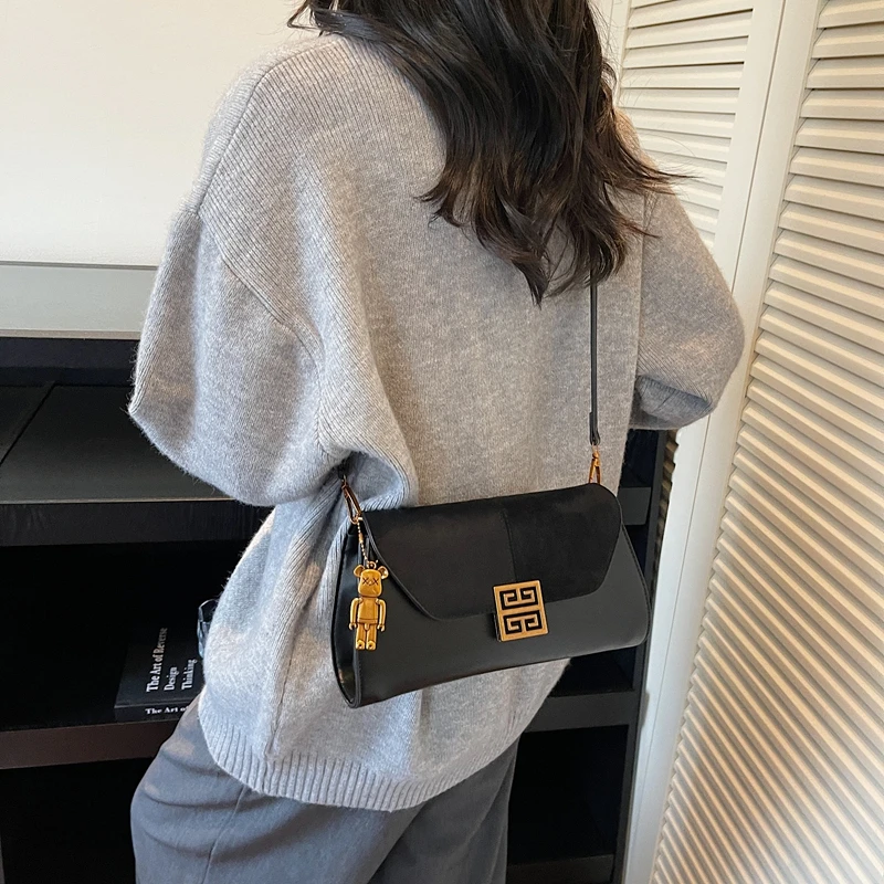 Sac à bandoulière minimaliste courbé, détail au point supérieur raffiné, Silhouette non commune pour les escapades chics, luxe sans effort