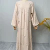 abaya musulman élégant pour femmes musulmanes, design brodé abricot clair islamique, matériau confortable, parfait pour les marchés du moyen orient, nouvelle collection 2025