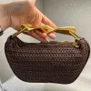 pochette de luxe à poignée en métal pour femmes, sac à bandoulière tissé en rotin fait à la main, sacs de plage demi lune, fourre tout en paille spacieux