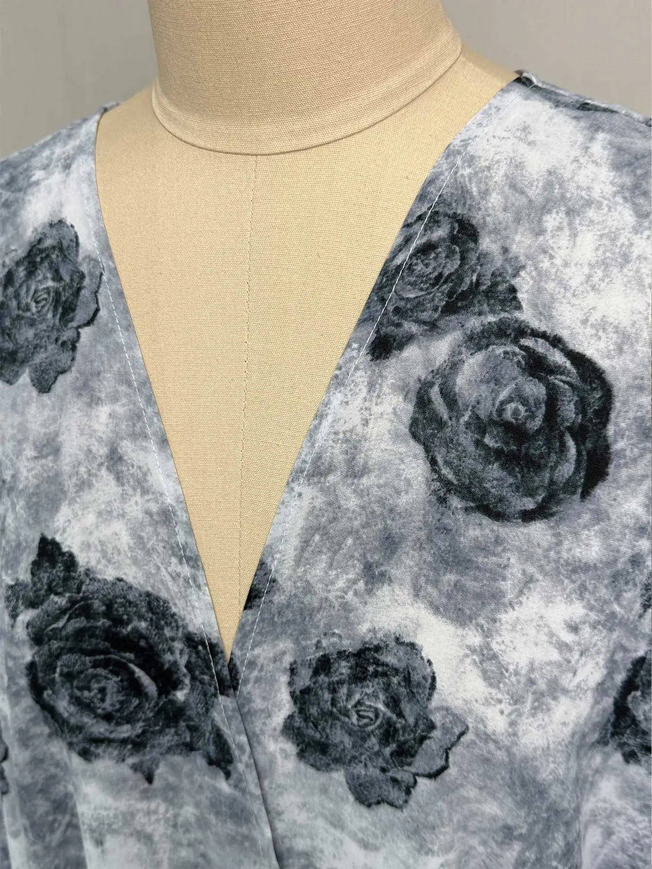 abaya musulman d'été, base grise, imprimé rose noire, long cardigan pour femmes, vêtements islamiques élégants et modestes avec motif floral artistique