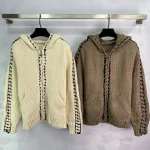 Ce nouveau cardigan décontracté en tricot à capuche comprend des détails crochetés à la main, des rayures décoratives tissées et une fermeture éclair.