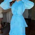 Robe de soirée en mousseline de soie avec ceinture, décor de boutons en strass français, col rond, manches lanternes, Maxi fermeture éclair au dos, ourlet à volants superposé